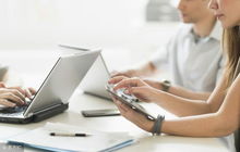 經(jīng)營(yíng)無(wú)形產(chǎn)品 勞務(wù)的電子商務(wù)收益模式可分為以下幾種